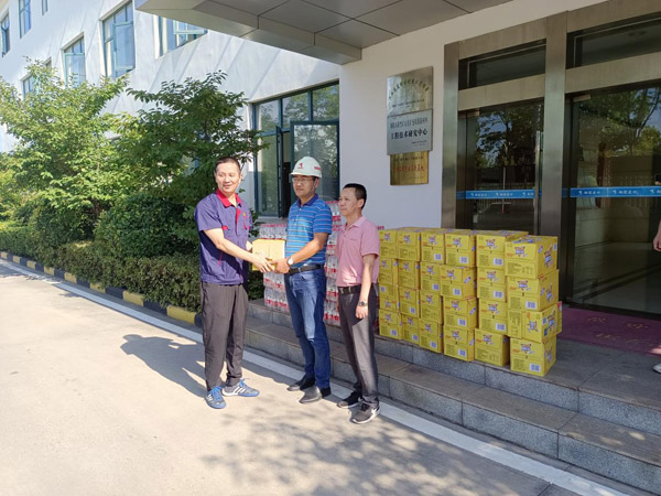 公司副總經理到建材公司高溫慰問